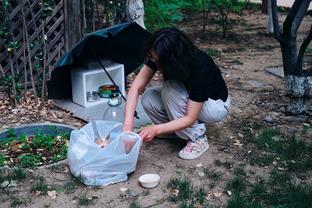 咋回事？易建联退役仪式朱芳雨为周鹏颁发纪念礼盒 笑容瞬间消失